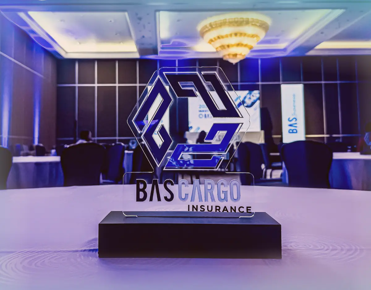 Equipo de Bascargo Insurance trabajando