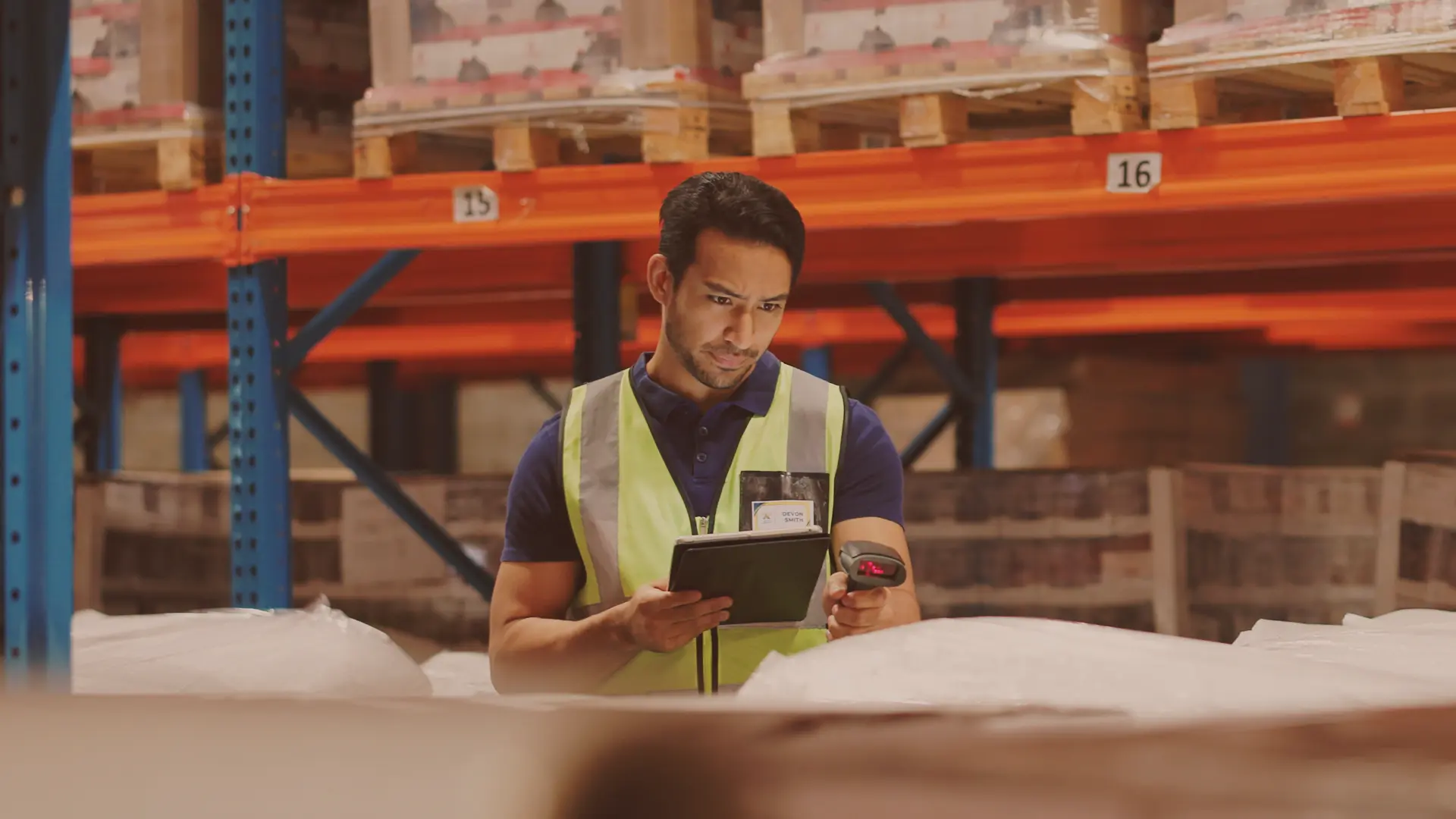 Operador logístico revisando mercancía